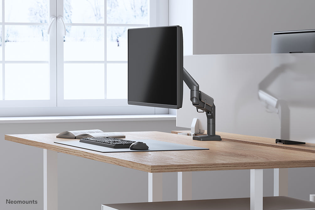 Neomounts DS70-810BL1 pełen zakres ruchu biurkowy uchwyt na monitor dla ekranów 17-32 cali - Czarny
