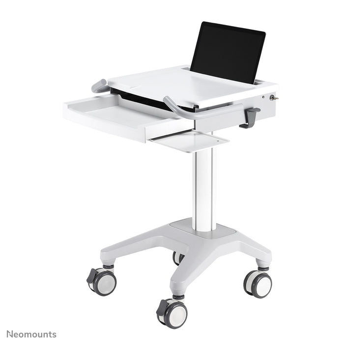 Neomounts MED-M200 to mobilne stanowisko pracy na laptopa, klawiaturę i mysz.