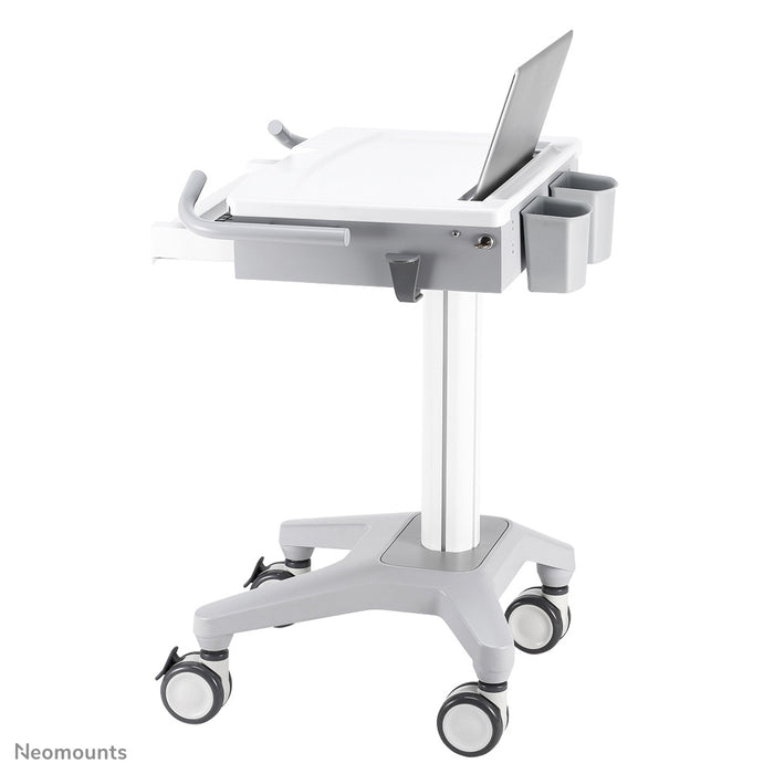Neomounts MED-M200 to mobilne stanowisko pracy na laptopa, klawiaturę i mysz.