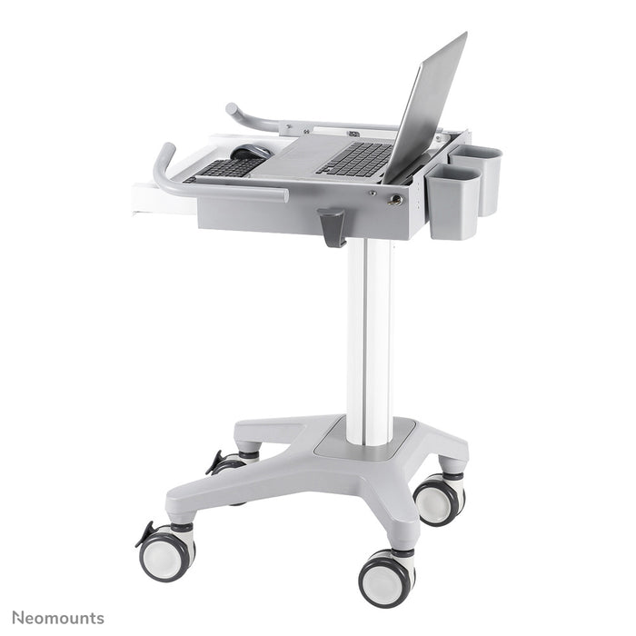 Neomounts MED-M200 to mobilne stanowisko pracy na laptopa, klawiaturę i mysz.
