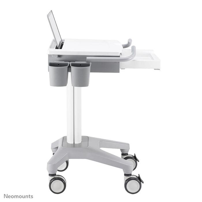 Neomounts MED-M200 to mobilne stanowisko pracy na laptopa, klawiaturę i mysz.