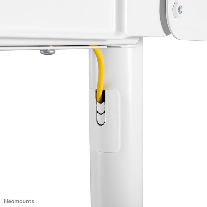 Neomounts NS-M1250 biały to mobilny mebel na ekrany płaskie do 70 cali (178 cm). W zestawie półka na laptopa - biały