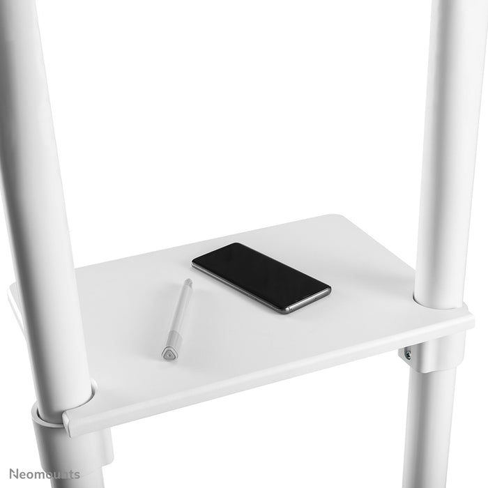 Neomounts NS-M1250 biały to mobilny mebel na ekrany płaskie do 70 cali (178 cm). W zestawie półka na laptopa - biały