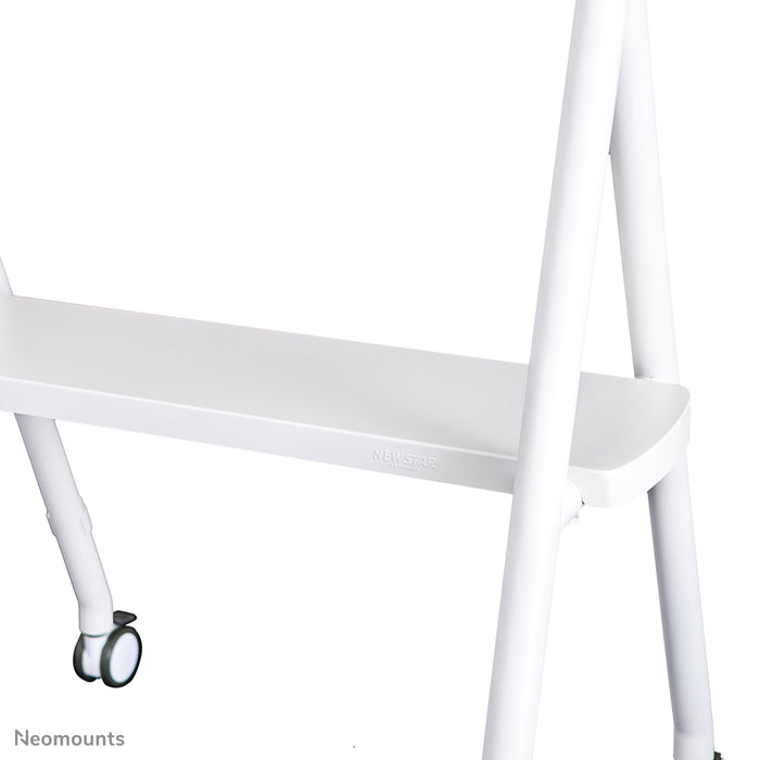 Neomounts NS-M1500 biały to mobilny mebel na ekrany płaskie do 65 cali (165 cm). W zestawie półka na laptopa - biały