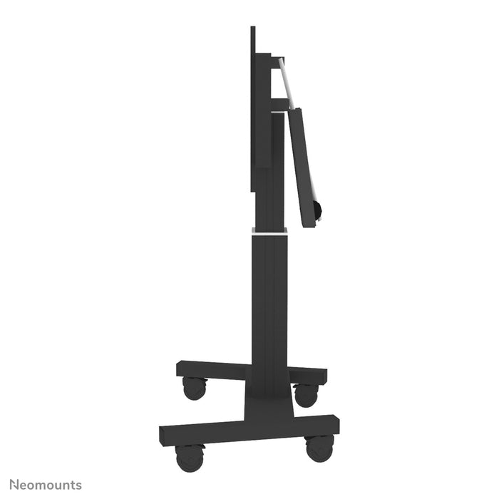 Neomounts PLASMA-M2500T czarny to elektrycznie regulowany w wysokości wózek z funkcją pochylania o 90 stopni do ekranów płaskich do 100 cali.